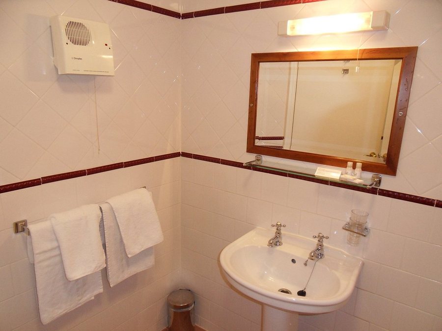 Clonakilty Park Hotel — Bathroom