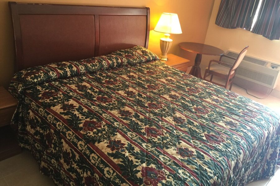 Cloud 9 Inn — Guest room
