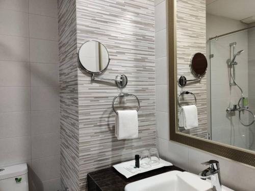Club Mahindra Mac Boutique Hotel — Bathroom
