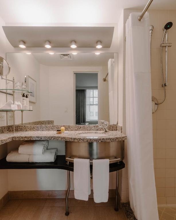 Club Quarters Hotel Downtown Houston — Bathroom