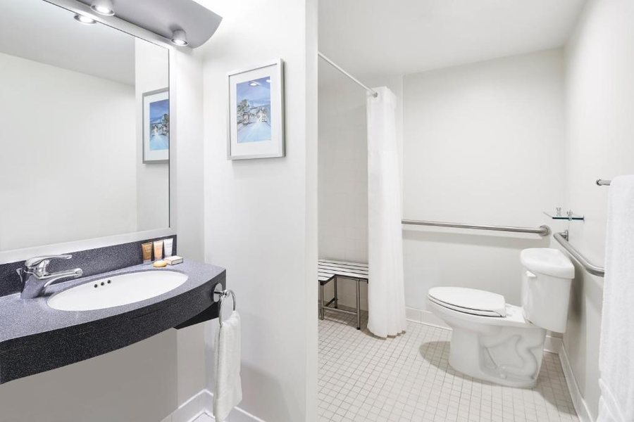 Club Quarters Hotel Embarcadero San Francisco California — Bathroom