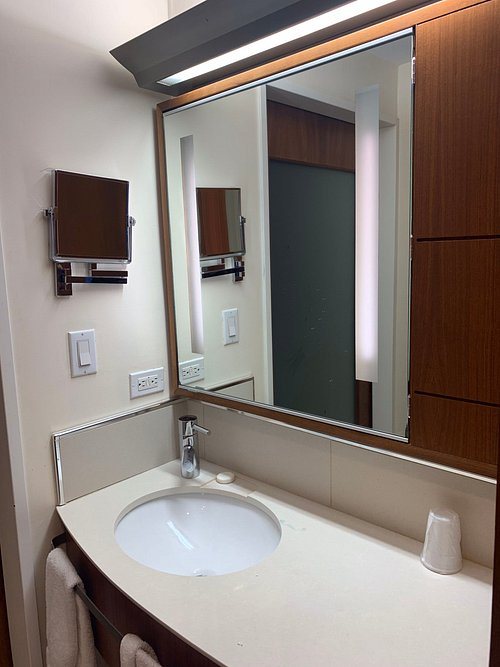 Club Quarters Hotel Grand Central New York — Bathroom
