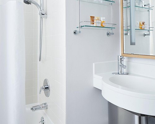 Club Quarters Hotel Rittenhouse Square — Bathroom