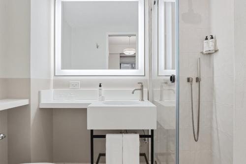 Club Quarters Hotel Times Square Midtown New York City New York — Bathroom