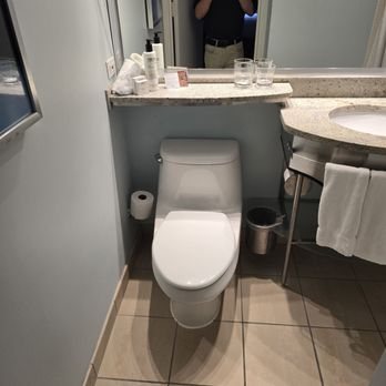 Club Quarters Hotel Wacker at Michigan — Bathroom