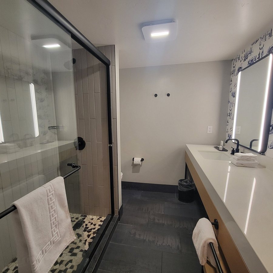 Club Tahoe Resort — Bathroom