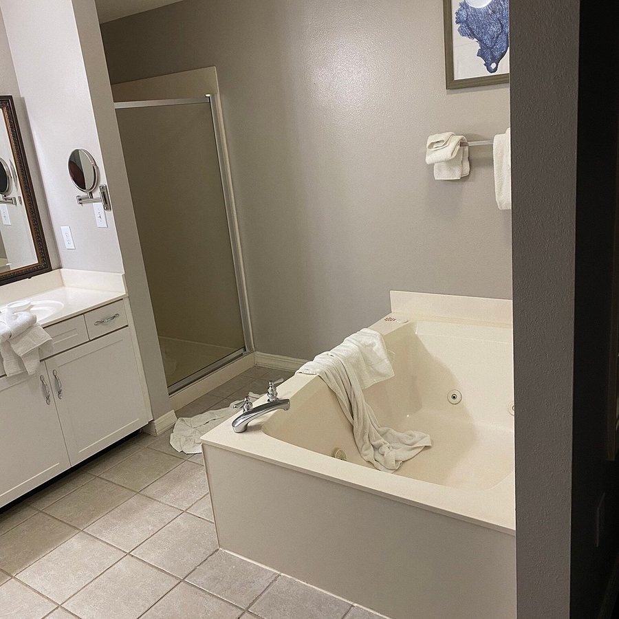 Club Wyndham at Majestic Sun — Bathroom