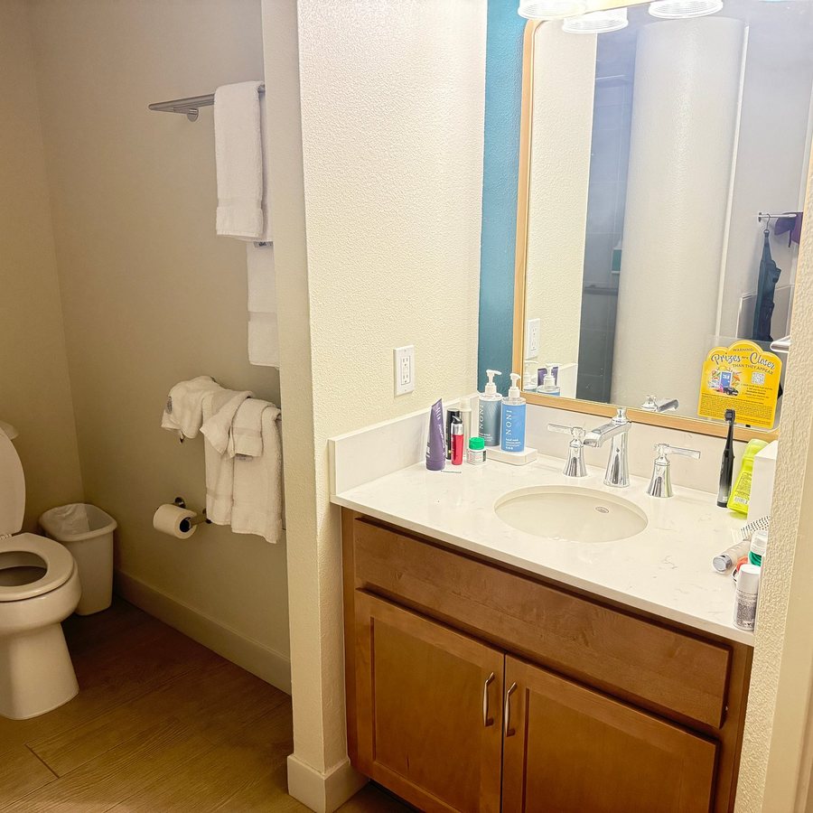 Club Wyndham at Waikiki Beach Walk — Bathroom