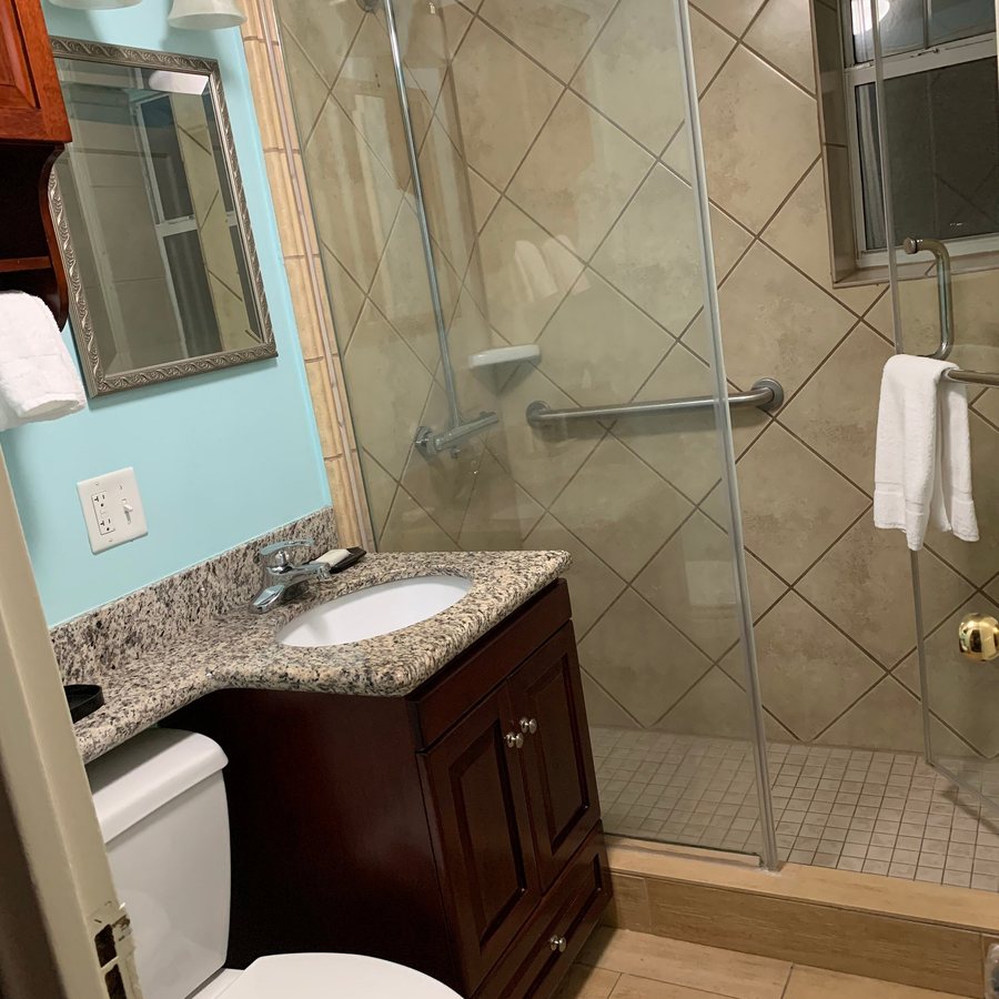 Club Wyndham Avenue Plaza — Bathroom