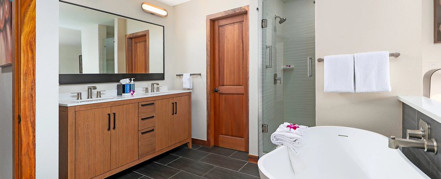 Club Wyndham Kona — Bathroom