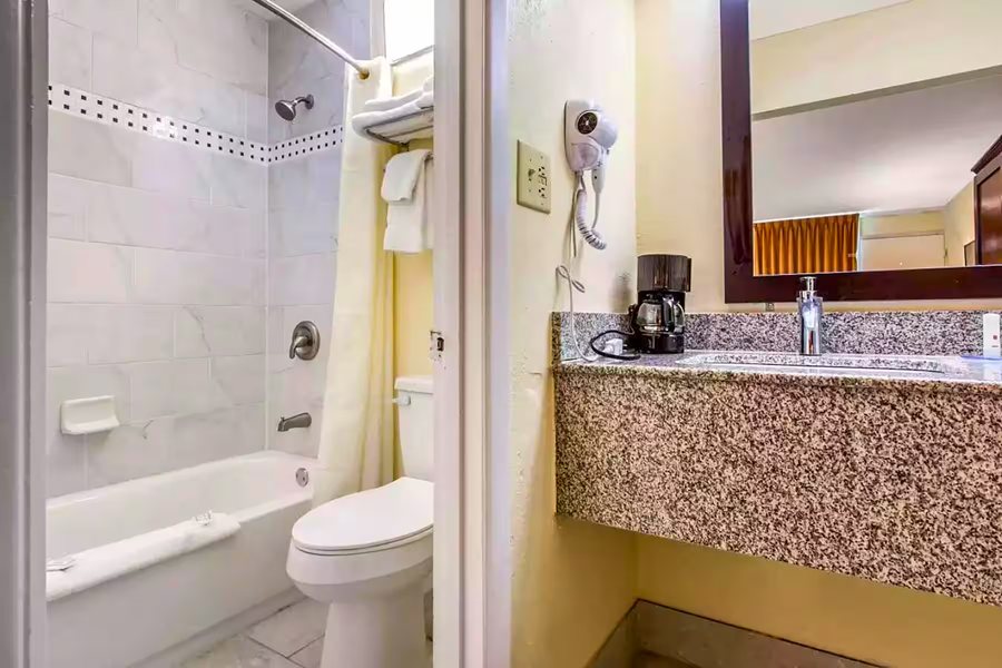 Club Wyndham Lake Marion — Bathroom