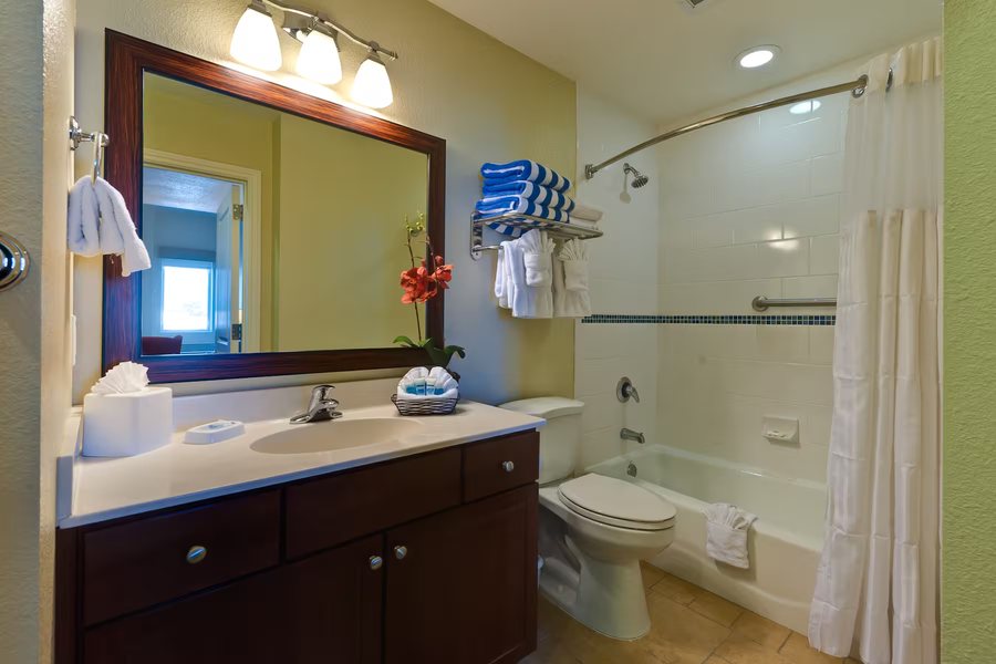 Club Wyndham Oceanside Pier Resort — Bathroom