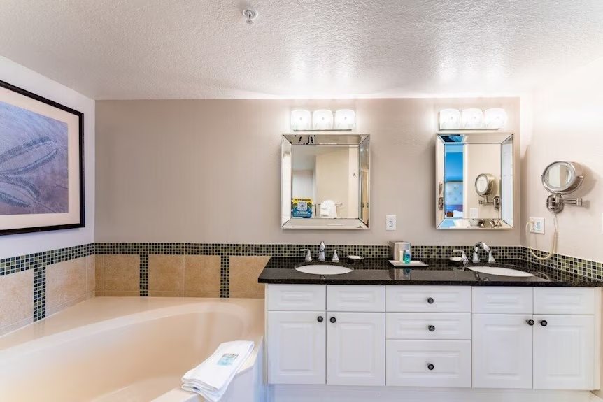 Club Wyndham Panama City Beach — Bathroom