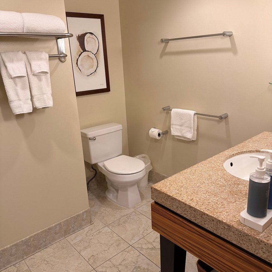 Club Wyndham Royal Garden at Waikiki — Bathroom