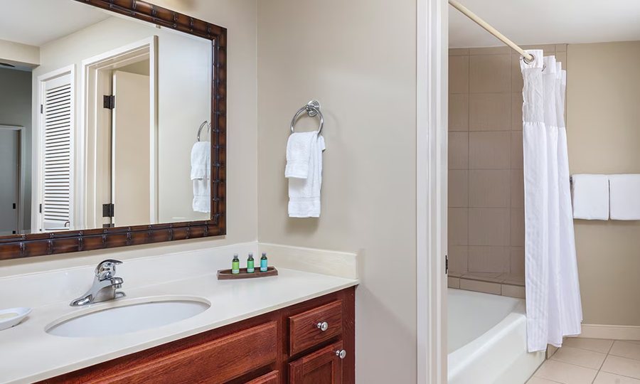 Club Wyndham Royal Sea Cliff — Bathroom