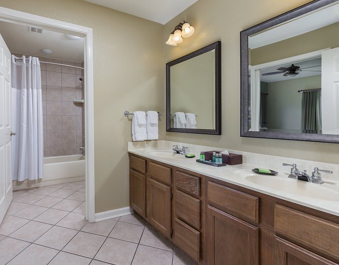 Club Wyndham Smoky Mountains — Bathroom
