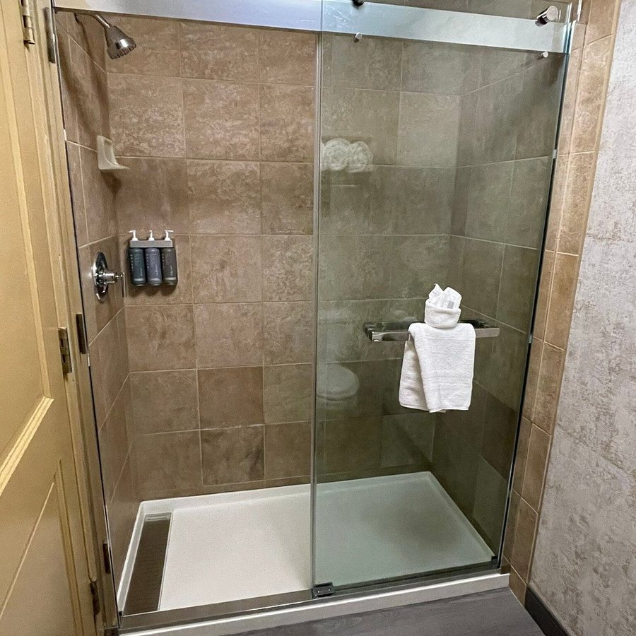 ClubHouse Hotel Suites — Bathroom