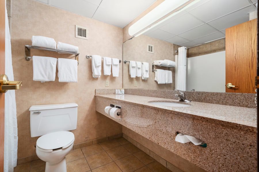Clubhouse Hotel Suites Sioux Falls — Bathroom