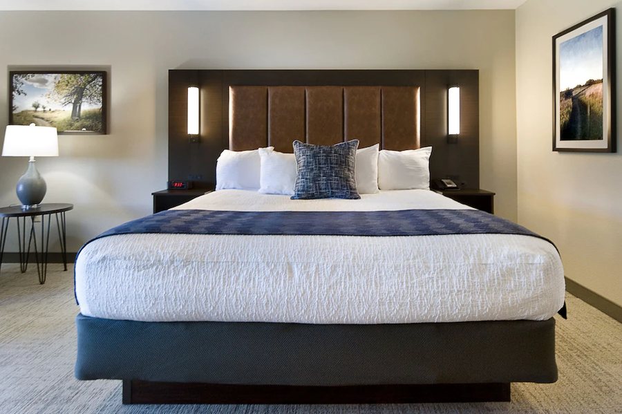 Clubhouse Hotel Suites Sioux Falls — Guest room