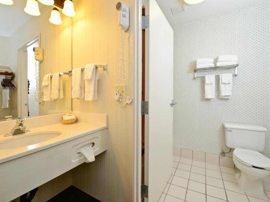 ClubHouse Inn West Yellowstone — Bathroom
