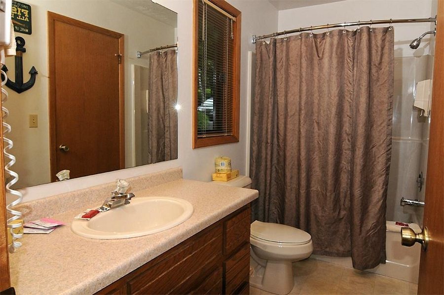 Coachlite Inn Suites of Sister Bay — Bathroom
