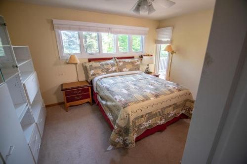 Coachlite Inn Suites of Sister Bay — Guest room