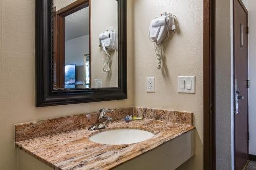 Coachman Inn — Bathroom