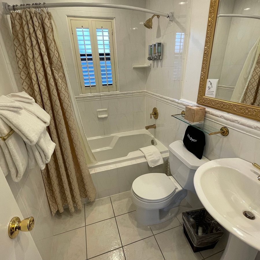 Coachman s Inn A Four Sisters Inn — Bathroom
