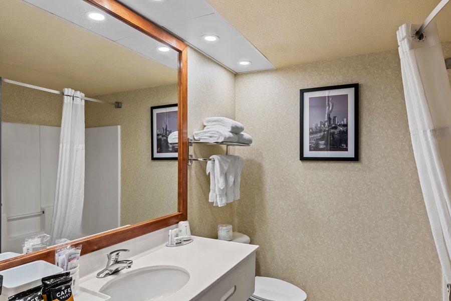 Coast Gateway Hotel — Bathroom