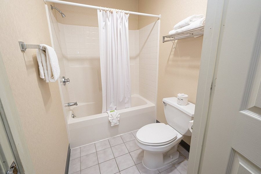 Coast Hilltop Inn — Bathroom