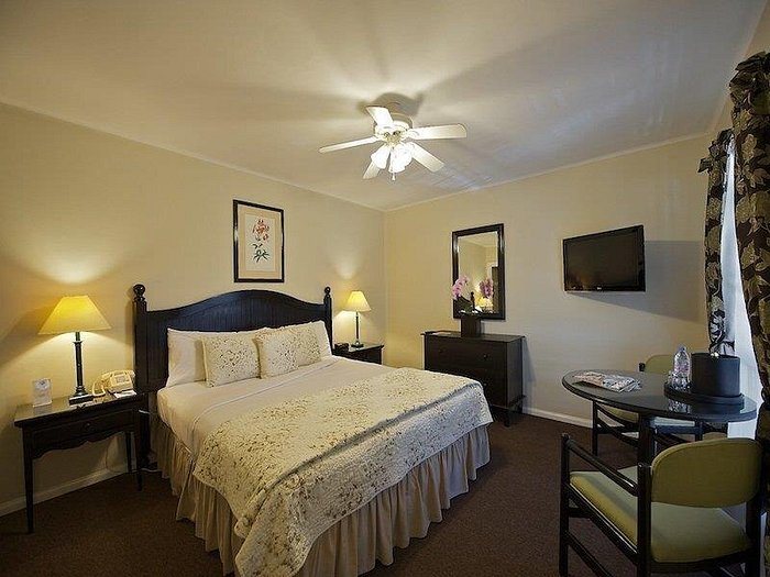 Coast Village Inn — Guest room