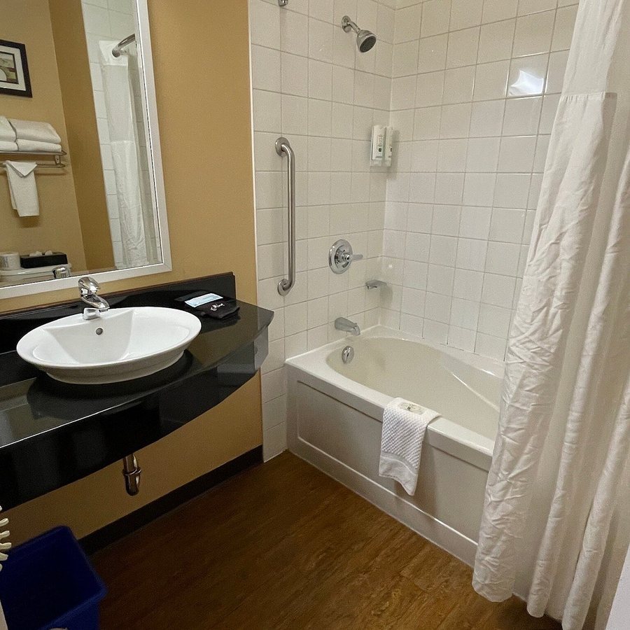 Coastal Inn Moncton Dieppe — Bathroom
