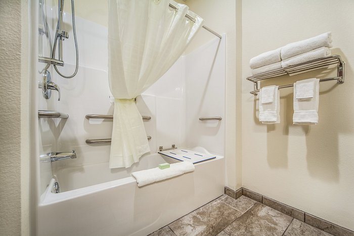 Cobblestone Hotel Suites Alpine — Bathroom