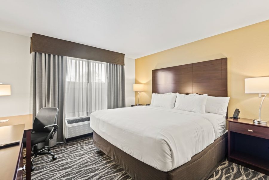 Cobblestone Hotel Suites Cullman — Guest room