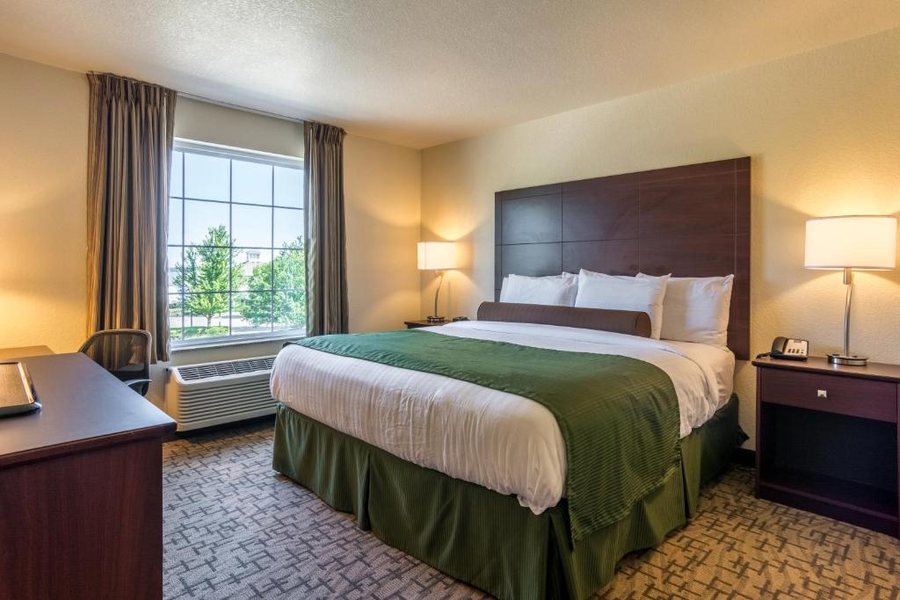Cobblestone Hotel Suites Devils Lake — Guest room
