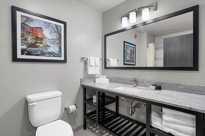 Cobblestone Hotel Suites International Falls — Bathroom