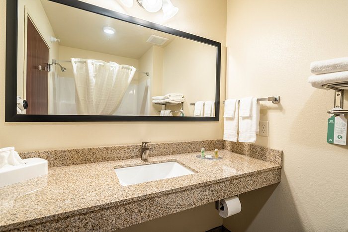 Cobblestone Hotel Suites Rhinelander — Bathroom