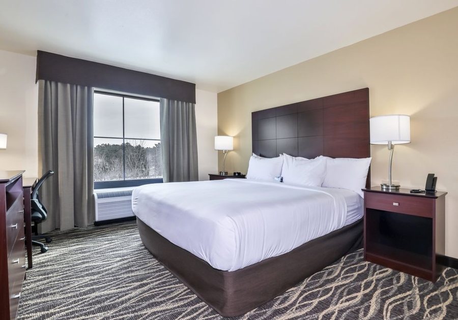 Cobblestone Hotel Suites Rhinelander — Guest room