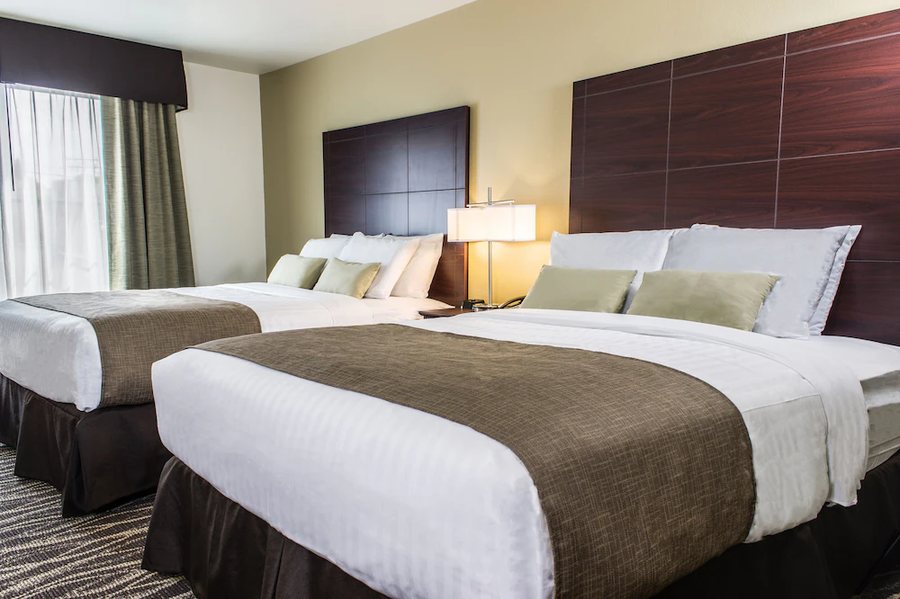 Cobblestone Hotel Suites Stevens Point — Guest room