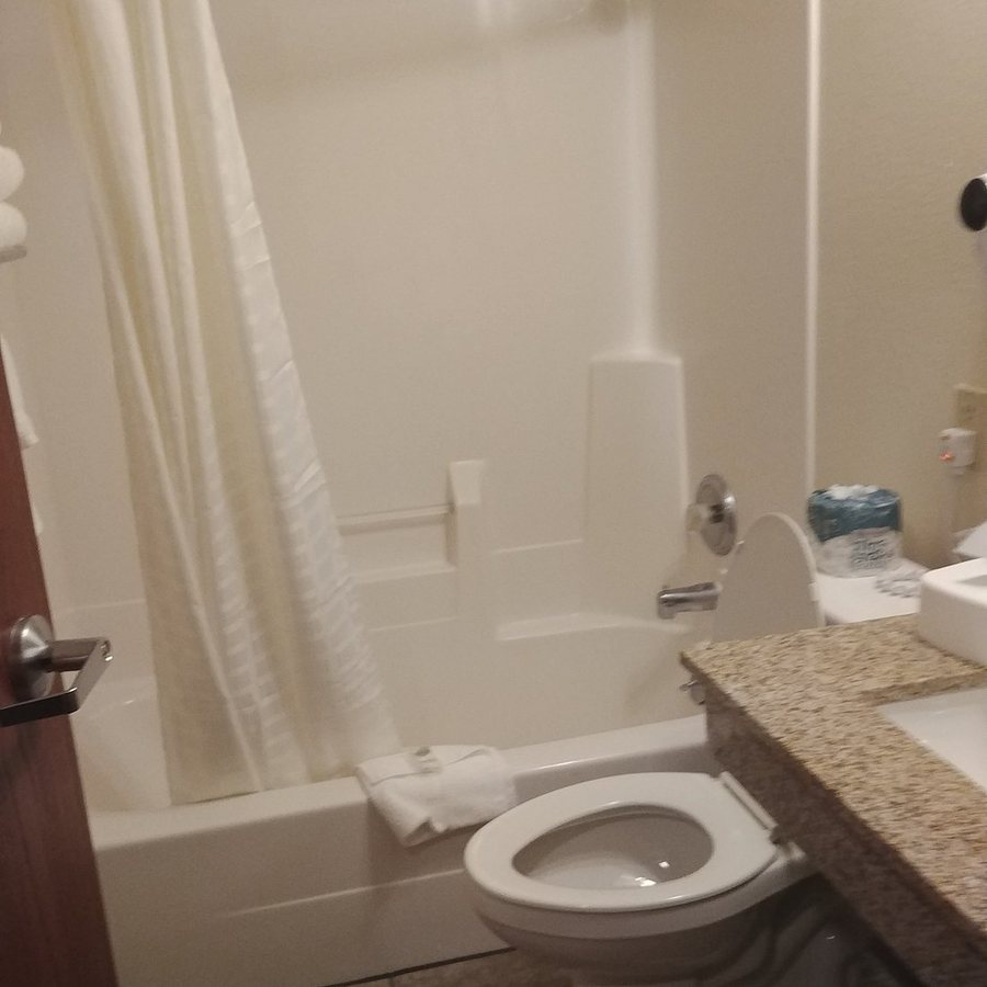 Cobblestone Inn and Suites Carrington — Bathroom