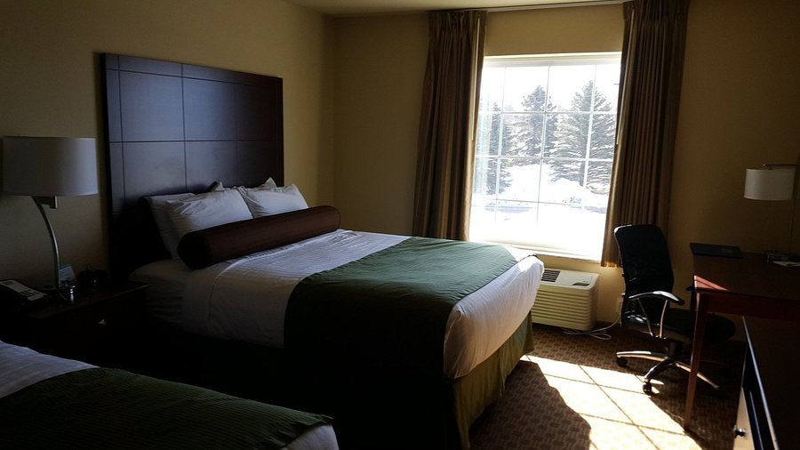 Cobblestone Inn and Suites Harvey — Guest room