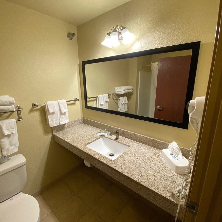 Cobblestone Inn and Suites Linton — Bathroom