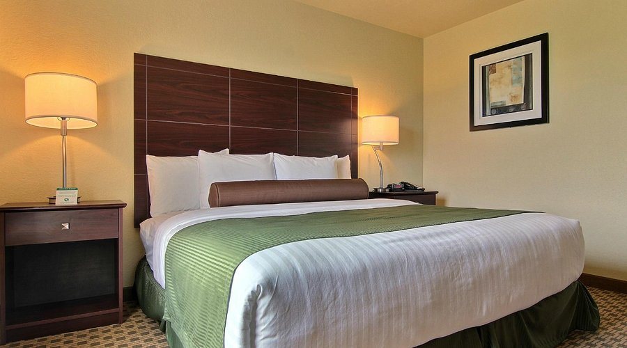 Cobblestone Inn and Suites Linton — Guest room