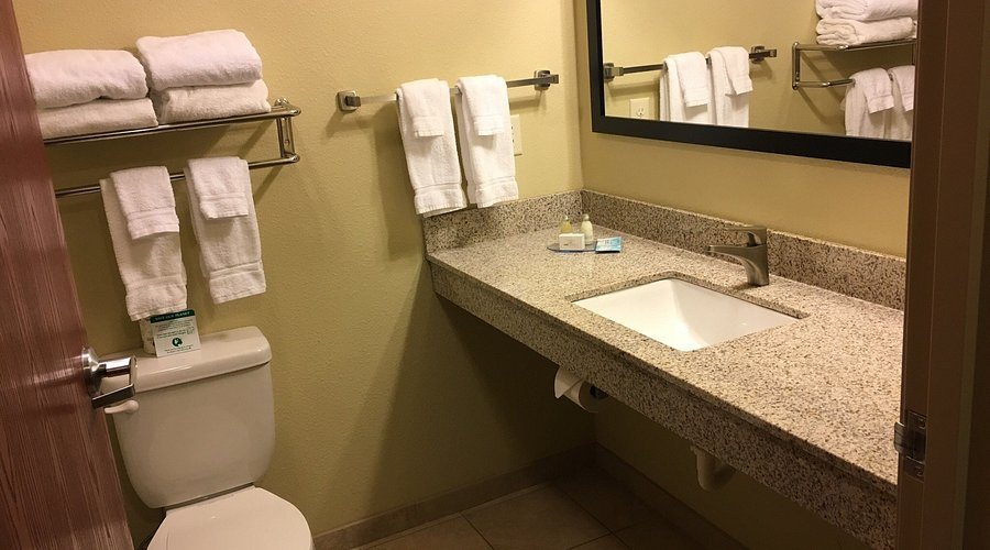 Cobblestone Inn Suites Eaton Eaton Colorado — Bathroom