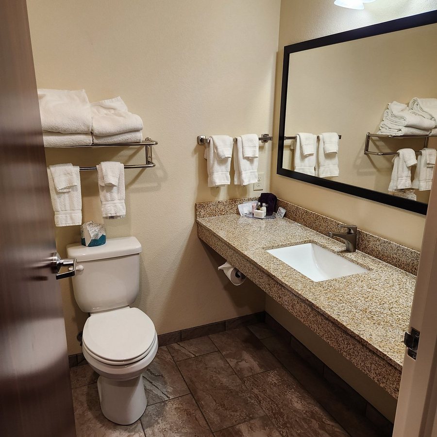 Cobblestone Inn Suites Guernsey — Bathroom