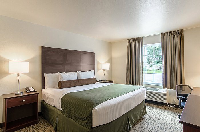 Cobblestone Inn Suites Guernsey — Guest room