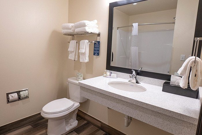 Cobblestone Inn Suites Lakin Lakin Kansas — Bathroom