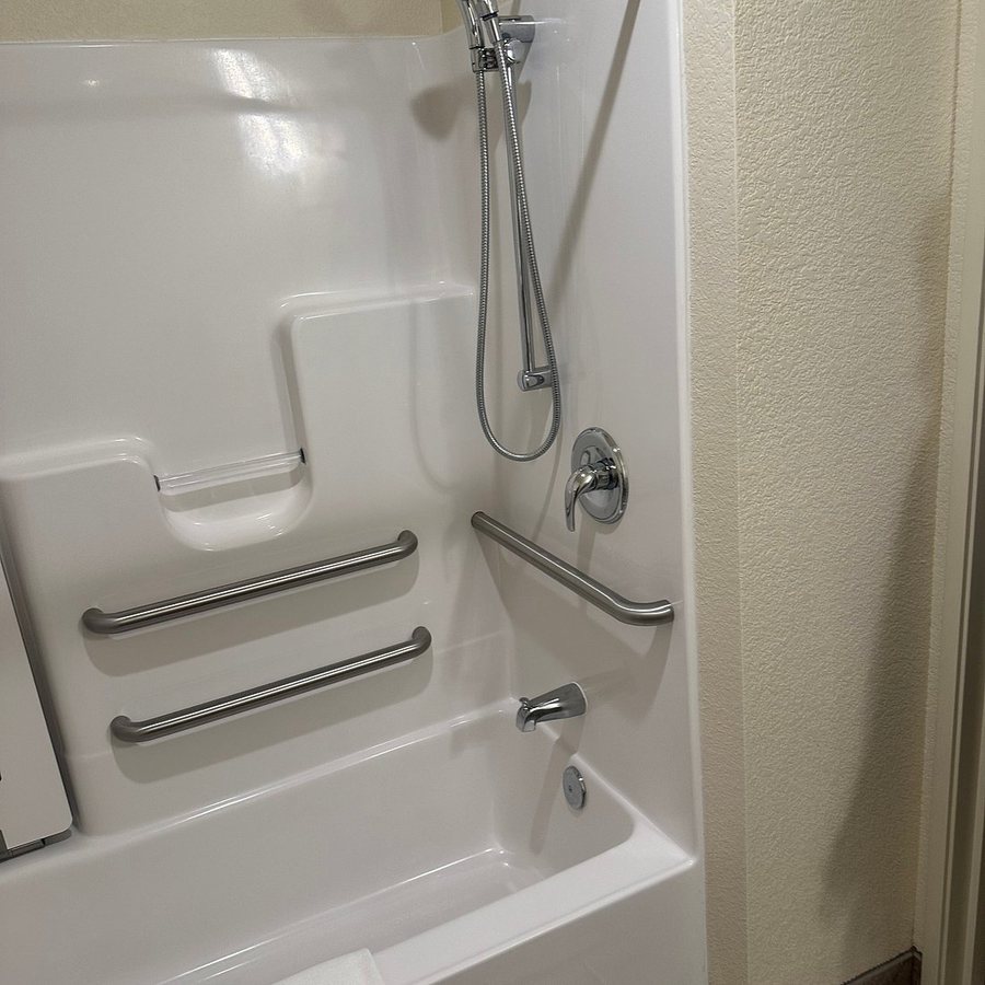 Cobblestone Inn Suites Pine Bluffs — Bathroom