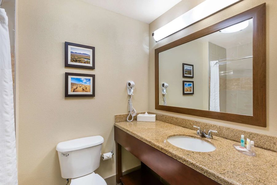 Cobblestone Inn Suites Yuma Yuma Colorado — Bathroom