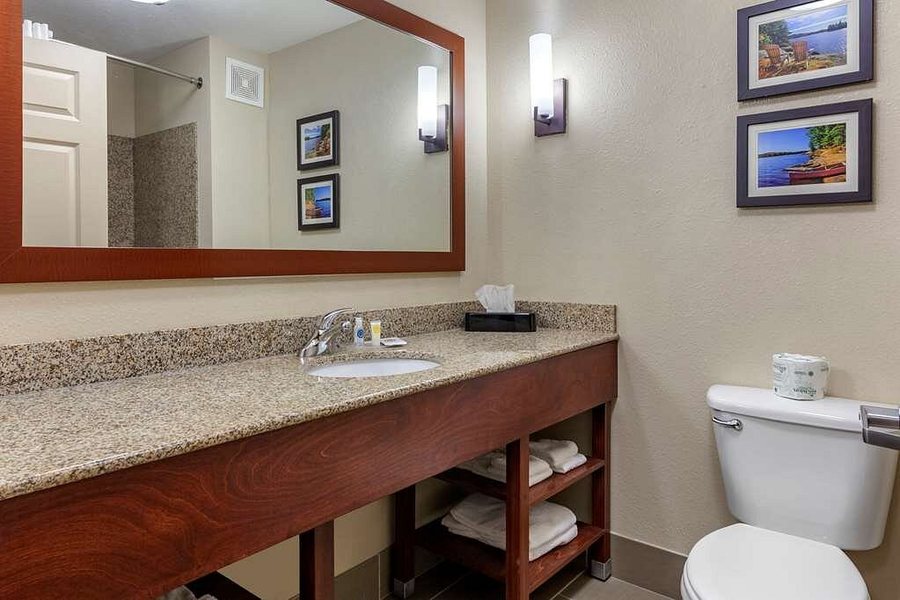 Cobblestone Suites Oshkosh — Bathroom